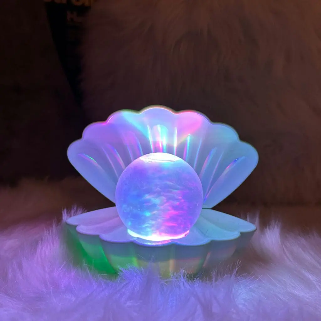 Shell lamp with pearl